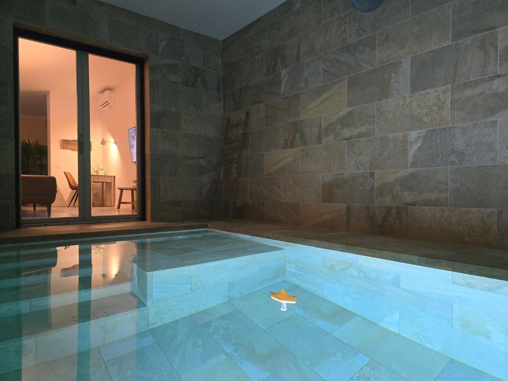 Loft Con Piscina Climatizada De Agua Salada Y Parking En El Centro De Figueres Apartment Figueres  Exterior photo